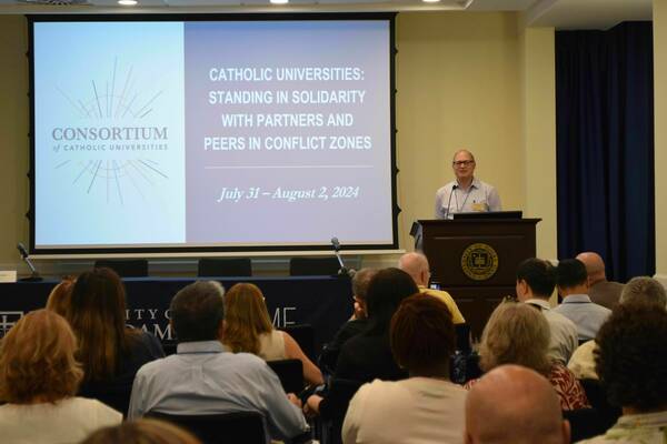 Jonathan Noble welcomes CCU members to Notre Dame Rome.